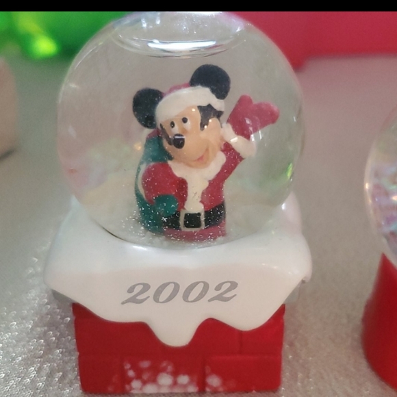 2002 MICKEY SNOW GLOBE christmas - Picture 5 of 6